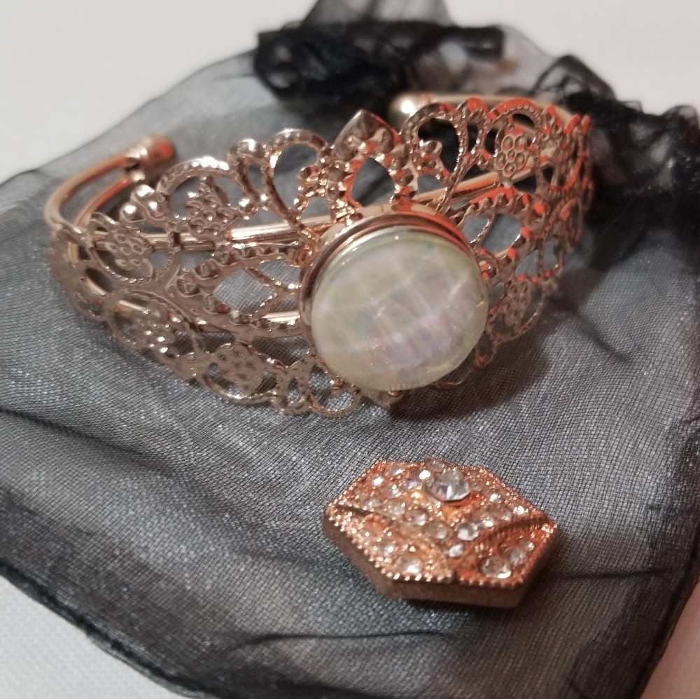 Rose gold colored snap bracelet..with 2 stones...